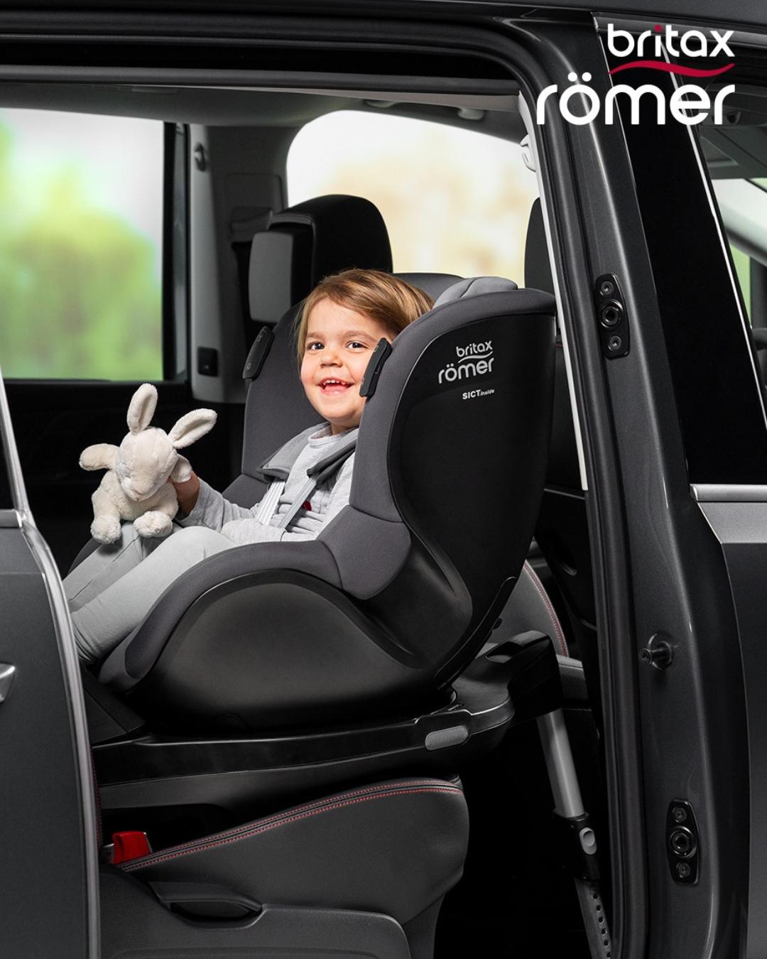 ni&ntilde;a viajando a contramarcha en una silla Britax Romer